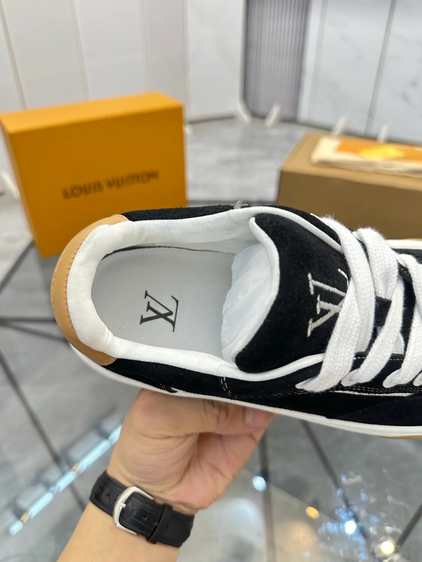 Men's shoes for sale 💰: 💰P660¥ Top quality Comes with airplane case Product trademark: LV* "Louis Vuitton*" low-top casual shoes Regular size: 35-44 (can be customized to 45) Couple style Product materials: imported nubuck leather upper, sheepskin lining, original outsole. Number: 819